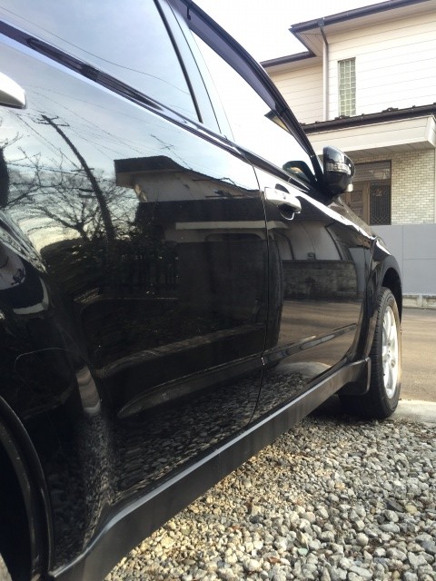 コーティングした黒い車のドア