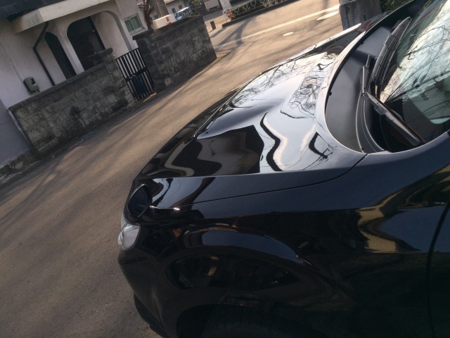 コーティングした黒のフォレスターのボンネット