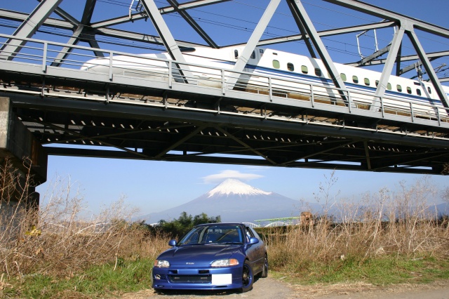 新幹線と傘雲富士山