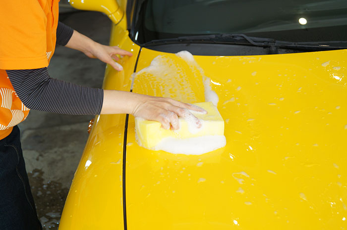 泡立てた洗う幸せプレミアムで洗車（黄色スポンジ使用力を入れず、スポンジを滑らせるように洗う