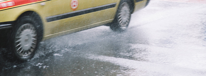 雨で汚れが落ちる？撥油性コーティングの仕組みと機能